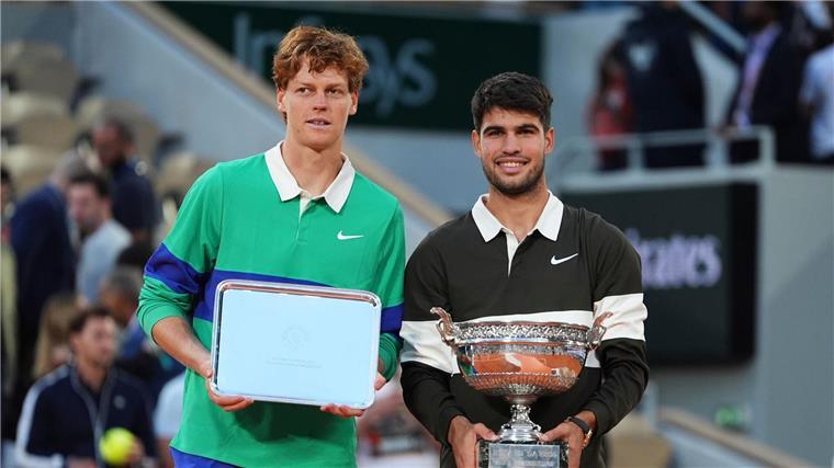 Pressestimmen zu Alcaraz-Triumph: „Ein Superheld“ Lieferten großes Tennis und schrieben Geschichte: Sieger Carlos Alcaraz (r) und Jannik Sinner