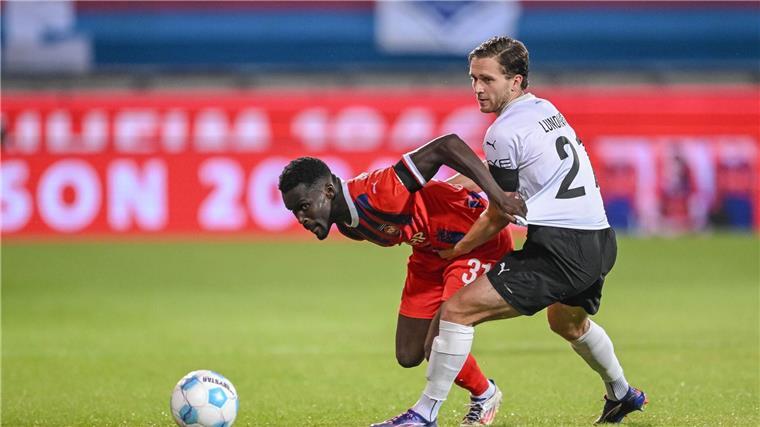3:2 gegen Häcken: Heidenheim im Europapokal weiter Lieferten sich ein intensives Duell: Heidenheim mit Sirlord Conteh (l.) und Häcken.