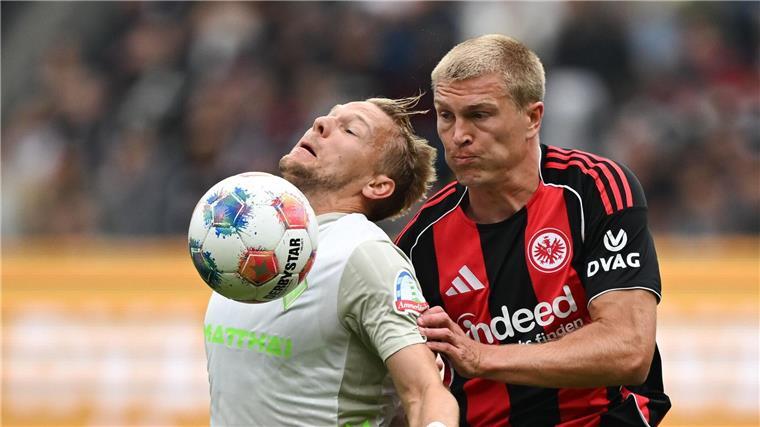 Eintracht vermiest Bundesliga-Debüt von Werder-Coach Steffen Lieferten sich packende Zweikämpfe: Bremens Marco Grüll (l) und Frankfurts Rasmus Kristensen (r).