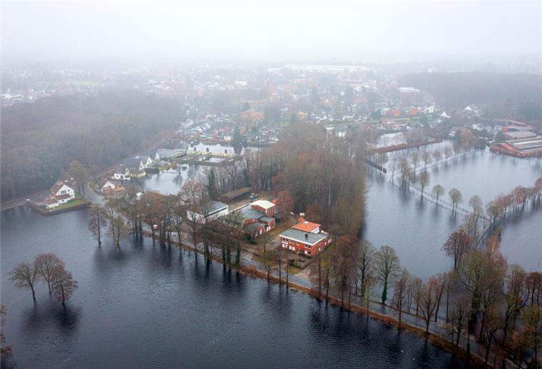 Lilienthal: Wasser steht auf den Feldern.