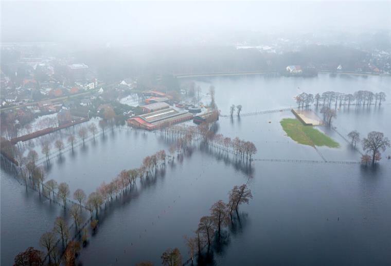 Lilienthal: Wasser steht auf den Wiesen einer Reitsportanlage.