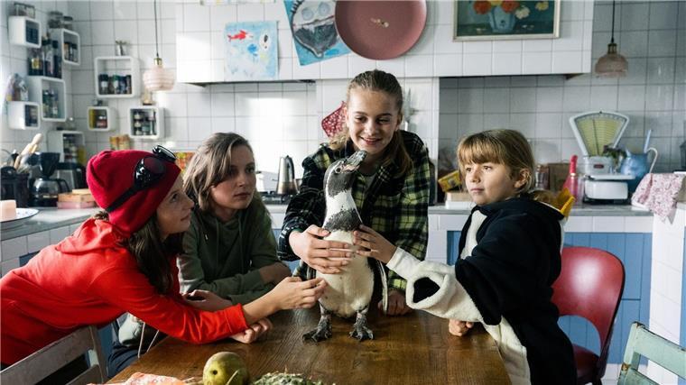 Lilit Serger (l-r) als Livi, Momo Beier als Tessa, Cara Vondey als Malea und Rona Regjepi als Kenny in einer Szene des Films „Die Chaosschwestern und Pinguin Paul“.