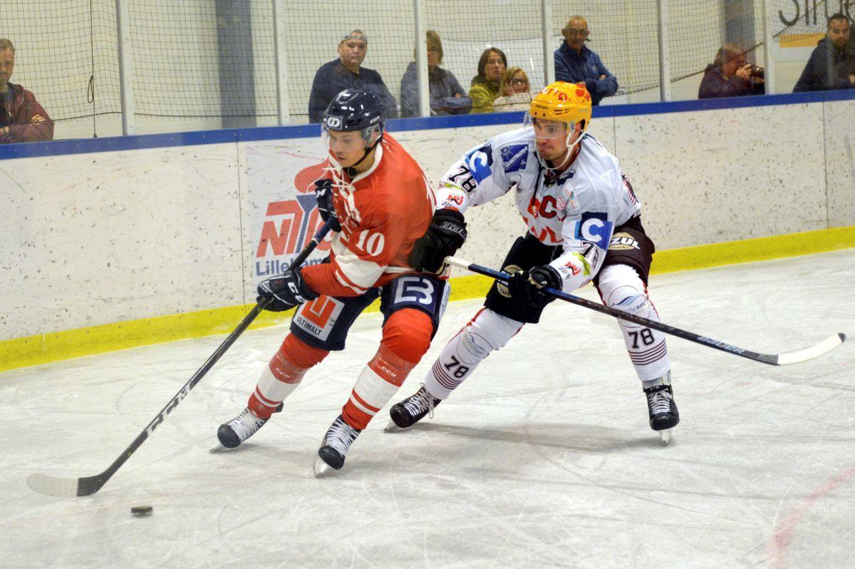 Lillehammers Petter Grønstadt (links) und Pinguins-Verteidiger Will Weber im Zweikampf. 