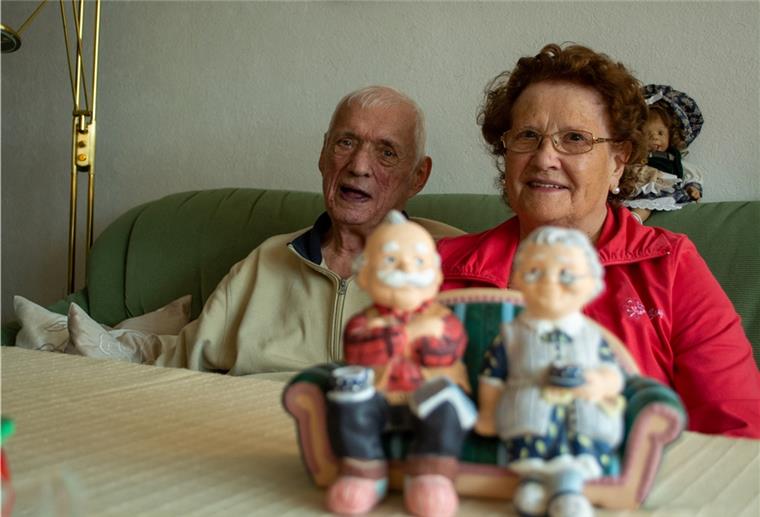 Lilly (84) und Arno Grigat (83) aus Bremerhaven feiern am 29. Juli 2020 diamantene Hochzeit. Gemeinsam blicken sie zurück auf eine lange und schöne Zeit und berichten von Familienglück und Vertrauen in Gott und einander.