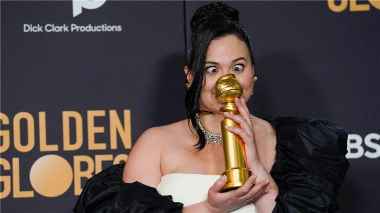 Bombe statt Barbie: „Oppenheimer“ räumt bei Golden Globes ab Lily Gladstone muss ihren Preis offenbar genau anstarren.
