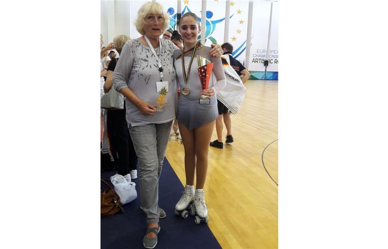 Rollkunstlauf: Bremerhavenerin wird Europameisterin Lina Goncharenko vom ERC Bremerhaven (rechts) mit ihrer Trainerin Astrid Hoßfeld-Bader auf den Azoren.
