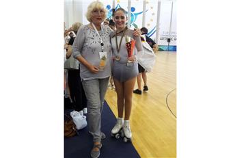 Lina Goncharenko vom ERC Bremerhaven (rechts) mit ihrer Trainerin Astrid Hoßfeld-Bader auf den Azoren.