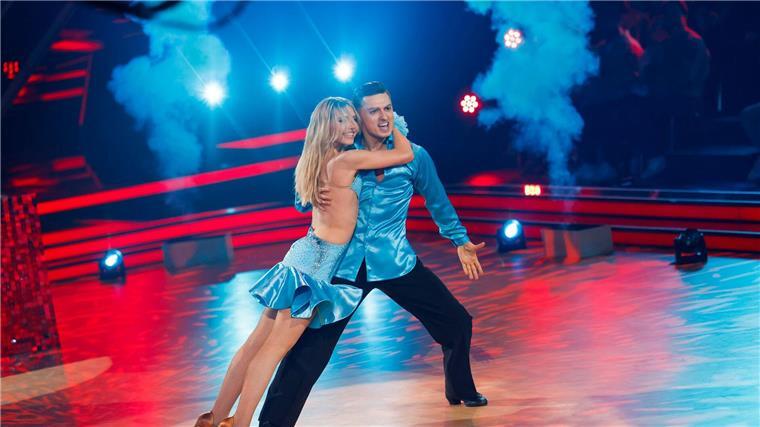 Lina Larissa Strahl, Schauspielerin, und Zsolt Sandor Cseke, Profitänzer, tanzen in der RTL-Tanzshow „Let’s Dance“ auf dem Parkett im Coloneum. Strahl scheidet bei Let’s Dance aus.