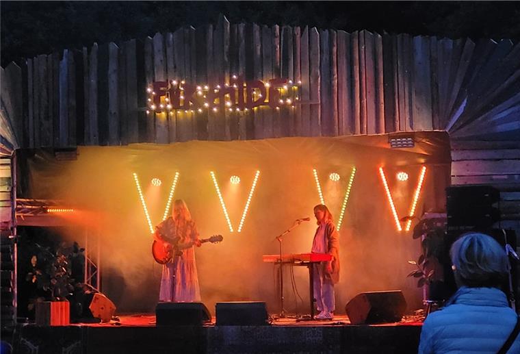 Junges Festival „Für Hilde“ überzeugt in Wohnste Lina Maly (links), begleitet am Piano, sorgte mit beeindruckender Stimme und gefühlvollen Texten für Gänsehautmomente.