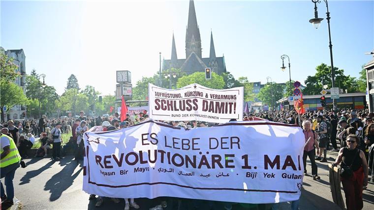 Linke Proteste starten am Südstern in Kreuzberg.