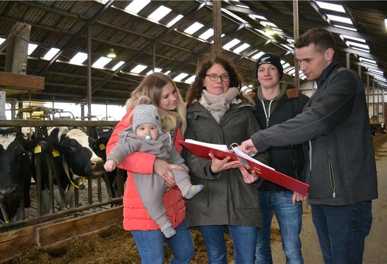 Lintigs Jugend darf nicht im Dorf bauen, weil die Kühe zu sehr stinken. Anna Döscher (von links, mit Sohn Theo), Hiltrud Bredehöft, Felix Döscher und Dirk Bredehöft können das nicht nachvollziehen. Foto Hansen