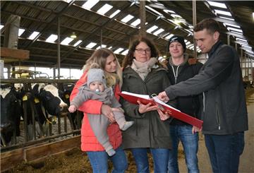 Lintigs Jugend darf nicht im Dorf bauen, weil die Kühe zu sehr stinken. Anna Döscher (von links, mit Sohn Theo), Hiltrud Bredehöft, Felix Döscher und Dirk Bredehöft können das nicht nachvollziehen. Foto Hansen