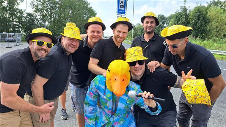 Entenmann Linus (38) aus Ritterhude wurde von seinen Freunden zum Junggesellenabschied zum Sandstedter Sommer entführt. Noch ahnt er nicht, wo es hingeht.