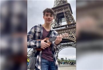 Linus Schumacher singt seinen Song in Paris vor dem Eiffelturm. Das Video hat er auf seinem Instragramm-Kanal „linus_tvk2024“ geteilt.
