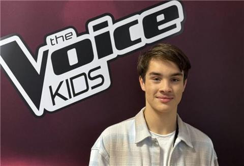 Linus Schumacher tritt bei The Voice Kids im Fernsehen auf. 