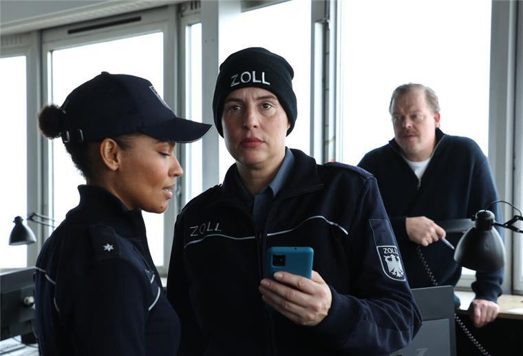 Top oder Flop? So bewerten Internet-User den Bremerhaven-Krimi in der ARD Lisa Cunnigham (Cynthia Micas, links) und Katta Strüwer (Elena Uhlig) suchen mit Gero von Bernbeck (Bernd Hölscher) sind für den Zoll im Einsatz.