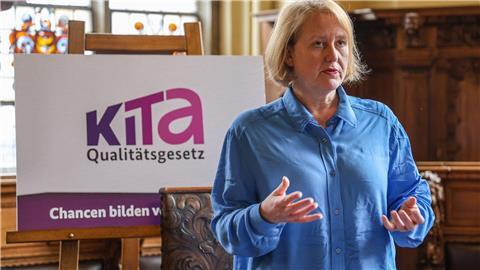 Lisa Paus (Bündnis 90/Die Grünen), Bundesministerin für Familie, spricht im Bremer Rathaus.