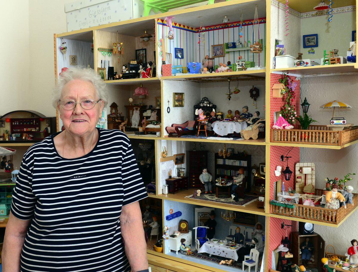 Liselotte Brunßen staubt sogar regelmäßig alle Figürchen und Accessoirs in ihren ungezählten Puppenstuben ab.