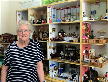 Liselotte Brunßen staubt sogar regelmäßig alle Figürchen und Accessoirs in ihren ungezählten Puppenstuben ab.