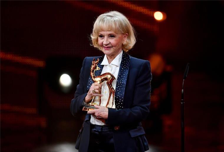 Das Lachen als Lebenselixier: Liselotte Pulver wird 95 Liselotte erhielt zahlreiche Preise. „Das ist der Beweis, das ich noch da bin“, meinte sie 2021 bei einer Verleihung in der Schweiz spitzbübisch (Archivbild)