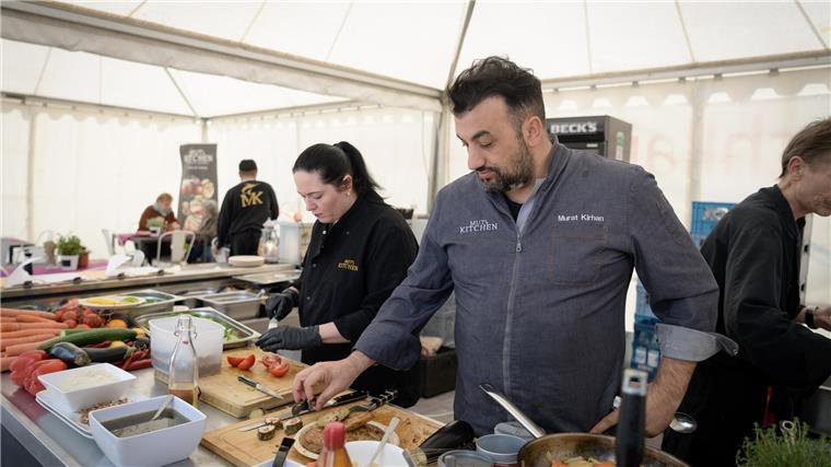 Hier ist Fisch in aller Munde: Besucher strömen zur Fischparty 2023 Live-Cooking von Meisterhand: Murat Kirhan & Team lassen sich bei der frischen Zubereitung gerne auf die Finger schauen. Foto: Masorat-f
