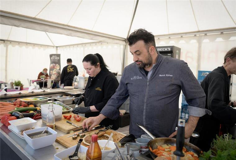 Live-Cooking von Meisterhand: Murat Kirhan & Team lassen sich bei der Zubereitung auf die Finger schauen.