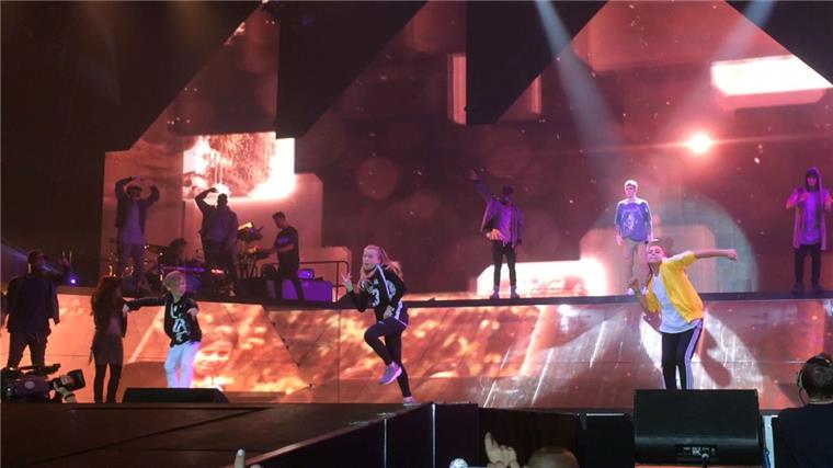 Bremerhaven-Girls knuddeln Justin Bieber Live mit Justin Bieber: Denise Meyer und Leonie Brouwer-Pohlenz haben Spaß auf der Bühne.