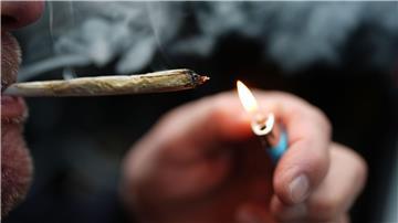 Lizenzierte Cannabis-Verkaufsstellen könnten den illegalen Handel eindämmen, sagt Innenministerin Behrens. (Symbolbild)