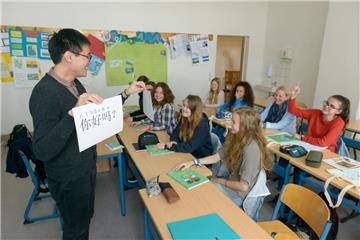 Lloyd-Schüler lernen Chinesisch bei Tianyi Yu.