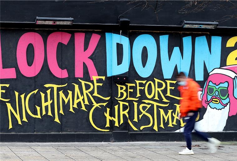 „Lockdown 2 - The Nightmare Before Christmas“ steht auf einer Wand in Großbritannien. Auch in Deutschland sah der Plan eigentlich vor, dass zu den Feiertagen hin wieder gelockert werden kann.