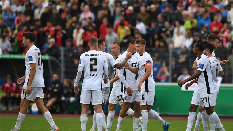 Locker in der zweiten Pokal-Runde: Die Spieler der SV Elversberg.