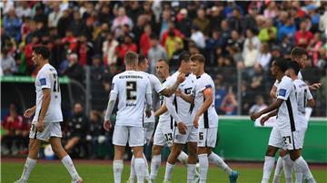 Locker in der zweiten Pokal-Runde: Die Spieler der SV Elversberg.