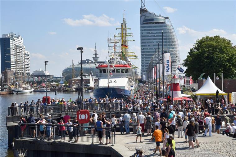 Bremerhaven: So viel Geld braucht das Seestadtfest 2019 Lockte 2018 rund 230.000 Besucher nach Bremerhaven: das Seestadtfest.