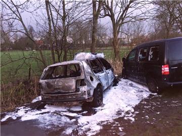 Löschschaum umgibt das ausgebrannte Auto des Fahranfängers. 