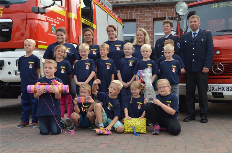 „Löschwelpen“ lautet der Name der ersten Kinderfeuerwehr in der Gemeinde Loxstedt. Spaß haben und lernen, wie man helfen kann, dafür sorgen (von links): Katja Dornis, Birgit Schulze, Tanja Fischer, Jasmin Kowalewski, Daina Molzen und Ortsbrandmeister Nikolai Fischer