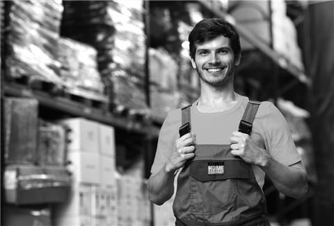 Junger Mann in Arbeitskleidung