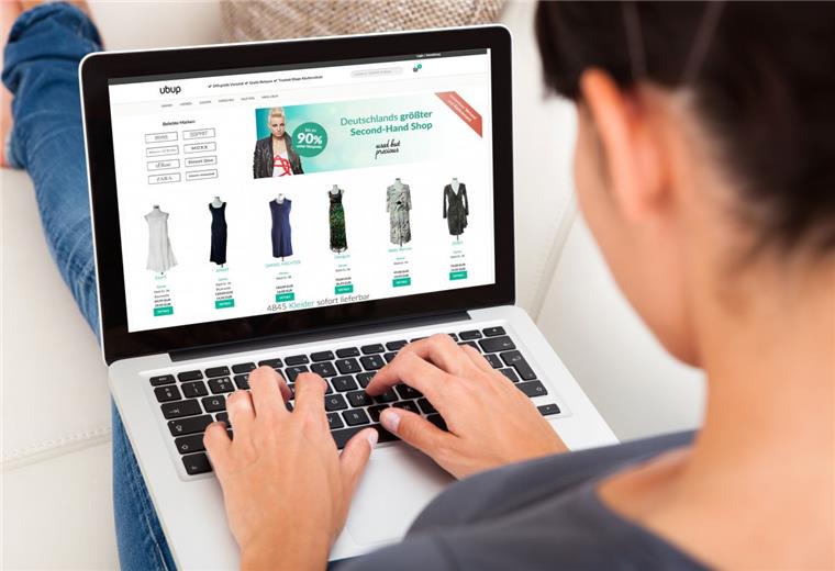 Nachgefragt: Online-Shopping oder Stadt-Bummel? Löst das bequeme Online-Shopping bald den stressigen Innenstadt-Bummel ab? Foto ubup/dpa