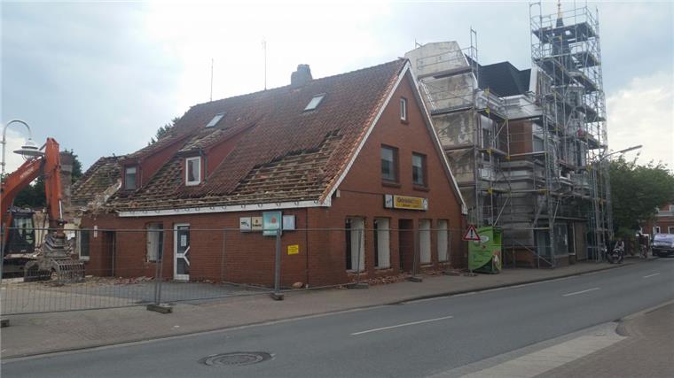 Logestraße im Wandel: Der ehemalige Getränke-Shop wird abgerissen, die benachbarte Villa Spreen aufwendig renoviert.