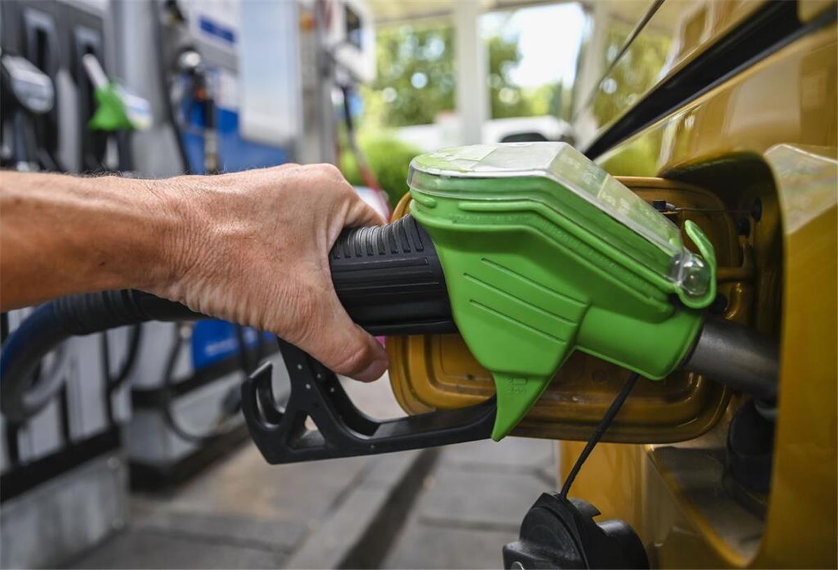 Eine Person hält einen Zapfhahn an einer Tankstelle und betankt damit ein Auto. Ein Experte verrät, weshalb sich das Tanken von Premiumsprit nicht lohnt.