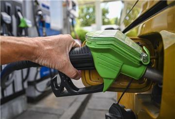 Eine Person hält einen Zapfhahn an einer Tankstelle und betankt damit ein Auto. Ein Experte verrät, weshalb sich das Tanken von Premiumsprit nicht lohnt.