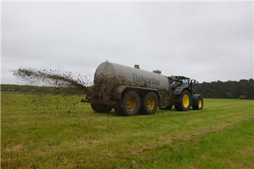 Lohnunternehmer Daniel Wünscher bringt Gülle aus auf den Feldern von Landwirt Carsten Bischoff aus Lunestedt. Noch hat der Flögelner genug zu tun. Ob das so bleiben wird, ist nicht sicher.