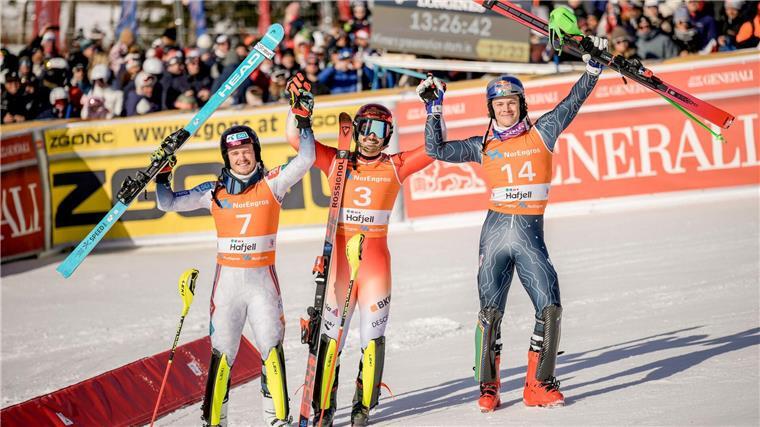 Loic Meillard (Mitte) gewinn den Slalom vor Atle Lie McGrath (links) und Lucas Pinheiro Braathen.
