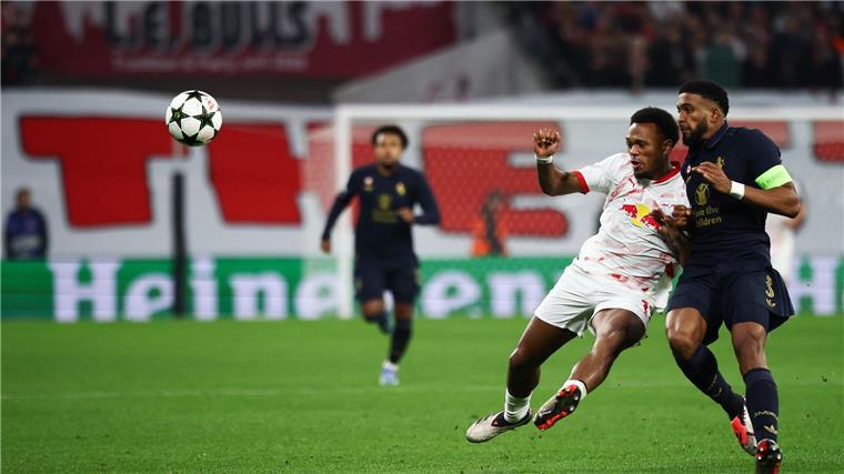 Leipzig verliert in Überzahl gegen Juve - „Sind frustriert“ Lois Openda checkt Turins Gleison Bremer weg. Der Juve-Kapitän muss frühzeitig vom Platz.