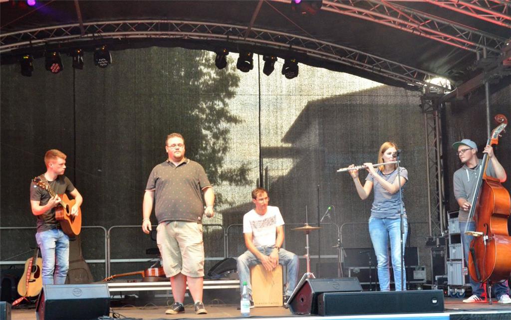 Lokalmatador Hey Joe sorgte schon am Nachmittag für gute Stimmung. Foto: Schmons...