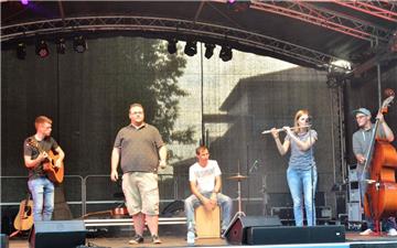 Lokalmatador Hey Joe sorgte schon am Nachmittag für gute Stimmung. Foto: Schmons...