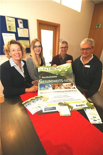 lona Tetzlaff und Annika Ahrends (von links) von Nordenham Marketing & Touristik unterstützen die Gesundheitsmesse-Veranstalter Lutz Brandes und Norbert Schulze.