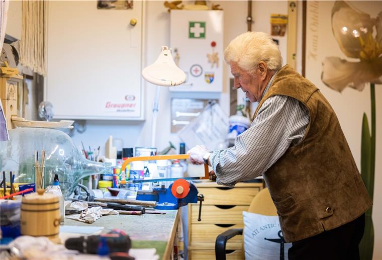 Ehemaliger Kapitän baut Modellschiffe im XXL-Format Lothar Bergander sägt in seiner Werkstatt ein einem Holzteil, welches er für den Bau seines nächsten Modellschiffs benötigt.