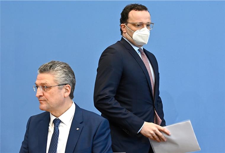 Neuinfektionen erneut leicht angesteigen Lothar Wieler (links), Präsident vom Robert Koch-Institut (RKI), und Bundesgesundheitsminister Jens Spahn (CDU) bereiten sich vor, um in einer Pressekonferenz zur aktuellen Situation in der Corona-Pandemie die Presse zu informieren.