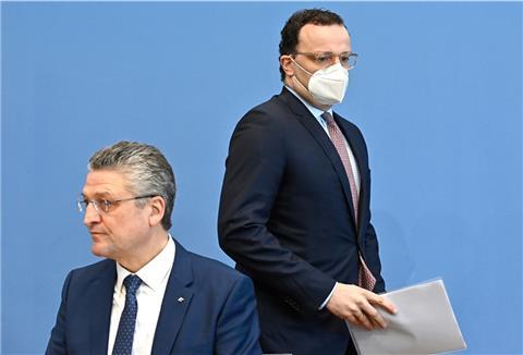 Lothar Wieler (links), Präsident vom Robert Koch-Institut (RKI), und Bundesgesundheitsminister Jens Spahn (CDU) bereiten sich vor, um in einer Pressekonferenz zur aktuellen Situation in der Corona-Pandemie die Presse zu informieren. 