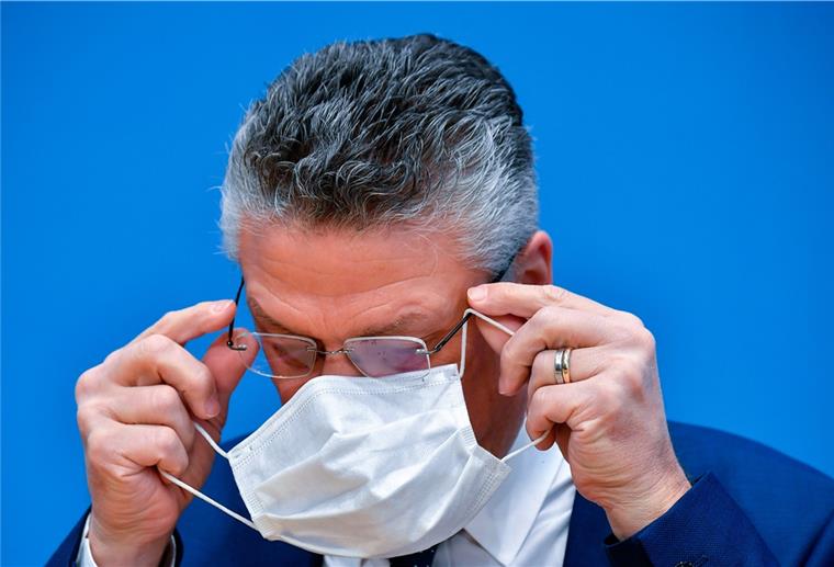 RKI-Chef warnt: Corona-Lage ernst wie nie Berlin: Lothar Wieler, Präsident des Robert Koch-Instituts (RKI), kommt zu einer Pressekonferenz und nimmt seine Maske ab.